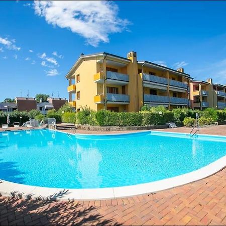 Garden Residence Appartamento Con Terrazzo E Piscina Desenzano del Garda Exterior photo